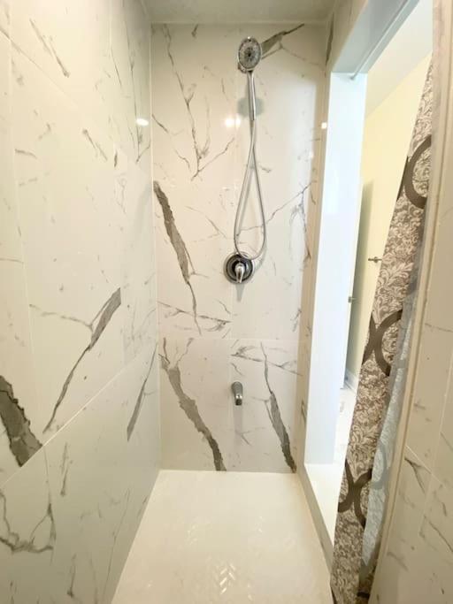 Beautiful Walk Out Basement Apartment In Pickering Near Beach Exterior foto