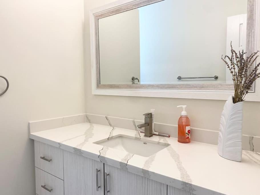 Beautiful Walk Out Basement Apartment In Pickering Near Beach Exterior foto
